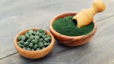 🌀 Tảo Xoắn Spirulina – Siêu Thực Phẩm Từ Đại Dương: Tác Dụng, Cách Dùng Và Những Lưu Ý Quan Trọng