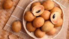 Hồng xiêm có tốt không? Những lợi ích bất ngờ từ loại quả quen thuộc