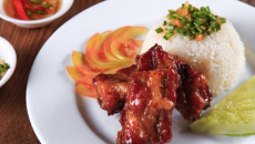 CÁCH LÀM CƠM SƯỜN RAM MẶN – THƠM MỀM, ĐẬM ĐÀ, CỰC ĐƯA CƠM