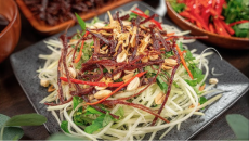 Cách làm gỏi đu đủ bò khô – món ăn vặt “thần thánh” tuổi học trò