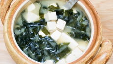 Canh rong biển đậu hũ – thanh mát, nhẹ bụng, ăn chay hay mặn đều hợp