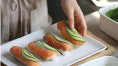Gỏi cuốn cá hồi – Món cuốn thanh mát, đậm chất fusion Nhật – Việt