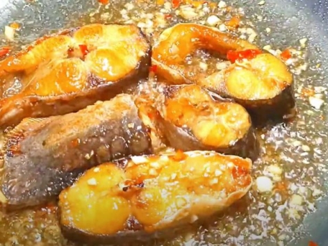Cách Làm Cá Basa Chiên Sốt Me Chua Ngọt Cực Ngon, Cơm Nóng Là Hết Sạch!