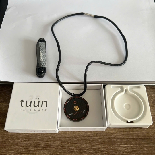 THIẾT BỊ ĐEO CỔ  TUUN RESONATE VELOVITA JEUNESSE CHỐNG SÓNG VÔ HÌNH TỪ ĐIỆN THOẠI, MÁY TÍNH, TIVI,....