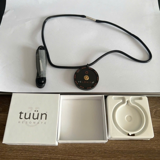 THIẾT BỊ ĐEO CỔ  TUUN RESONATE VELOVITA JEUNESSE CHỐNG SÓNG VÔ HÌNH TỪ ĐIỆN THOẠI, MÁY TÍNH, TIVI,....